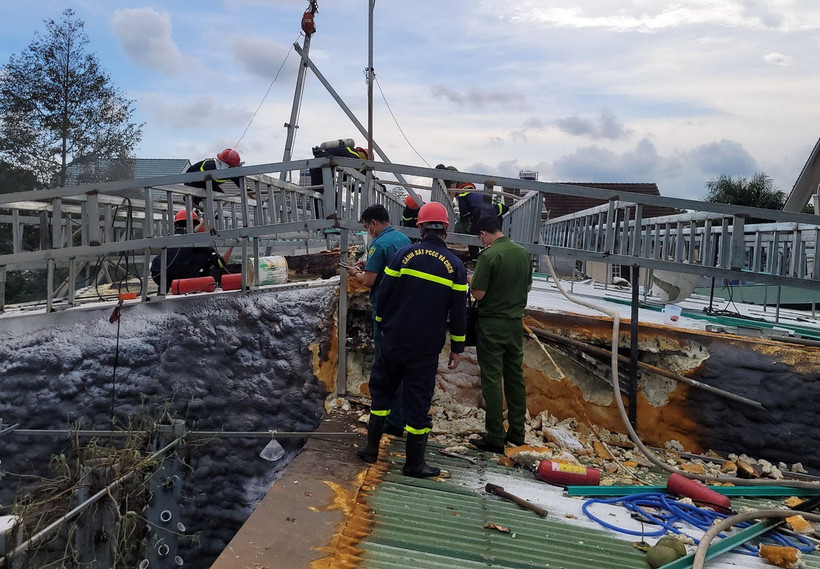 Lực lượng chức năng có mặt tại hiện trường điều tra nguyên nhân vụ cháy. (Ảnh: TTXVN phát)