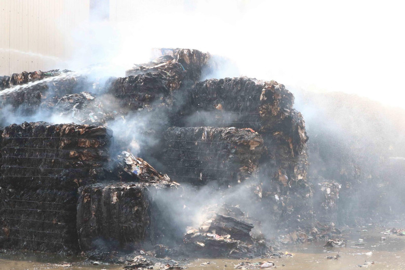 Kho chứa giấy cháy tại thôn Đông Yên, xã Đông Phong, huyện Yên Phong, tỉnh Bắc Ninh. (Ảnh: Diệp Trương/TTXVN)