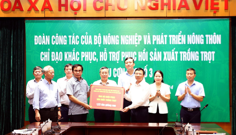 Đoàn công tác của Bộ Nông nghiệp và Phát triển Nông thôn trao hỗ trợ 1,22 tấn hạt giống rau cho tỉnh Bắc Giang. (Ảnh: Đồng Thúy/TTXVN)