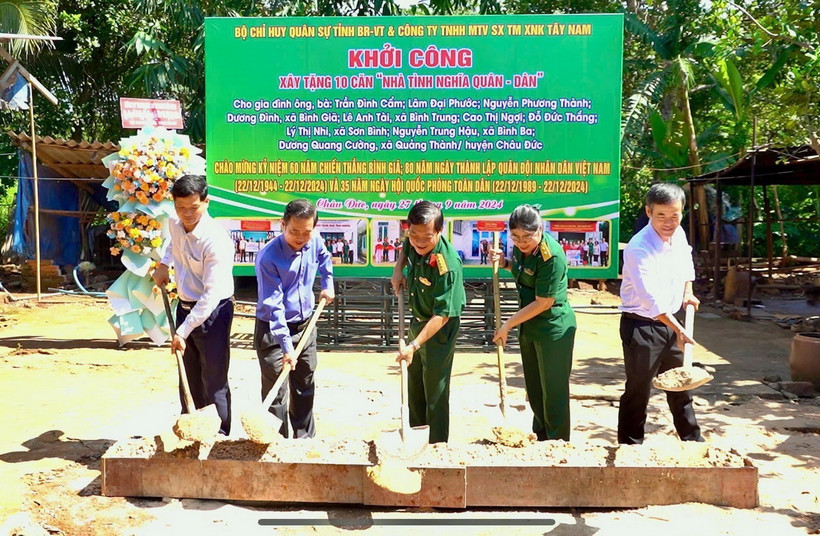 Đại diện lãnh đạo Bộ Chỉ huy Quân sự tỉnh, Ủy ban Nhân dân huyện Châu Đức, đơn vị tài trợ thực hiện nghi lễ khởi công. (Ảnh: TTXVN phát)