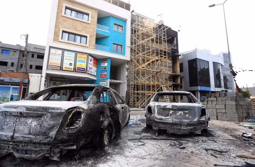 Ôtô bị phá hủy sau một vụ tấn công ở Tripoli, Libya. (Ảnh: AFP/TTXVN)