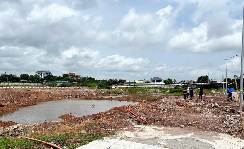 Khu vực dự án tái định cư nơi hai cháu nhỏ bị đuối nước. (Ảnh: TTXVN phát)