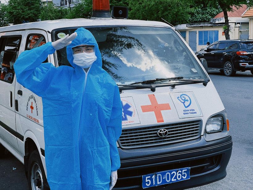 Thùy Tiên tặng máy thở cho bệnh viện và lương thực phẩm cho người dân khó khăn trong mùa dịch. (Ảnh: CTV/Vietnam+)