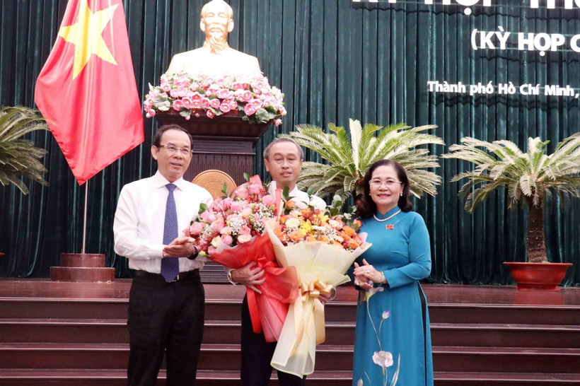 Ủy viên Bộ Chính trị, Bí thư Thành ủy Thành phố Hồ Chí Minh Nguyễn Văn Nên (trái) và Chủ tịch Hội đồng Nhân dân thành phố Nguyễn Thị Lệ chúc mừng ông Huỳnh Thanh Nhân (giữa). (Ảnh: Xuân Khu/TTXVN)