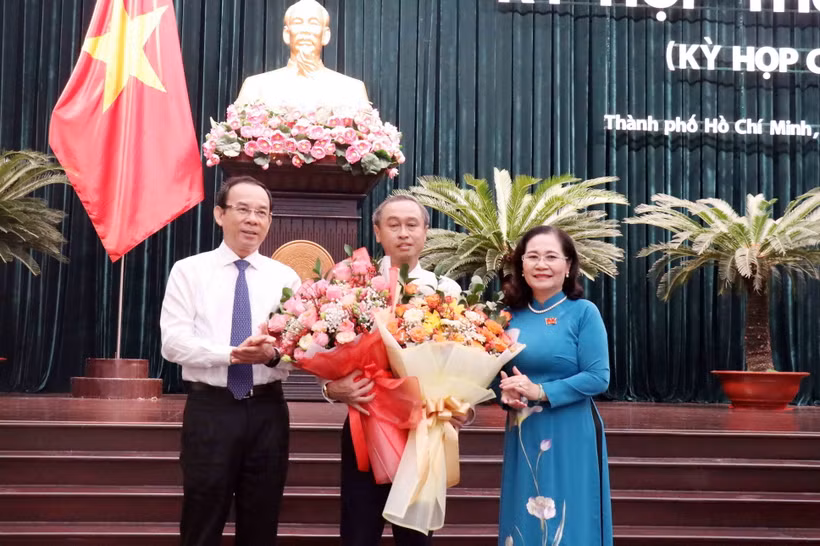 Ủy viên Bộ Chính trị, Bí thư Thành ủy Thành phố Hồ Chí Minh Nguyễn Văn Nên (trái) và Chủ tịch Hội đồng Nhân dân thành phố Nguyễn Thị Lệ chúc mừng ông Huỳnh Thanh Nhân (giữa). (Ảnh: Xuân Khu/TTXVN)