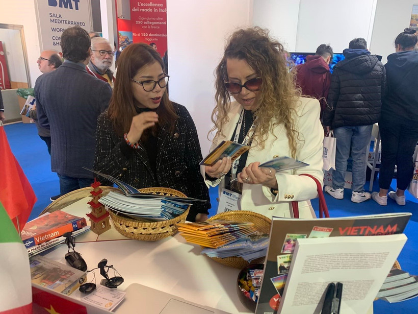 Khách tham quan tìm hiểu về du lịch Việt Nam tại Hội chợ Du lịch Địa Trung Hải. (Ảnh: Thanh Hải/TTXVN)