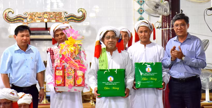 Đại diện lãnh đạo tỉnh thăm và chúc Tết Ramưwan đồng bào Chăm. (Ảnh: Hồng Hiếu/TTXVN)