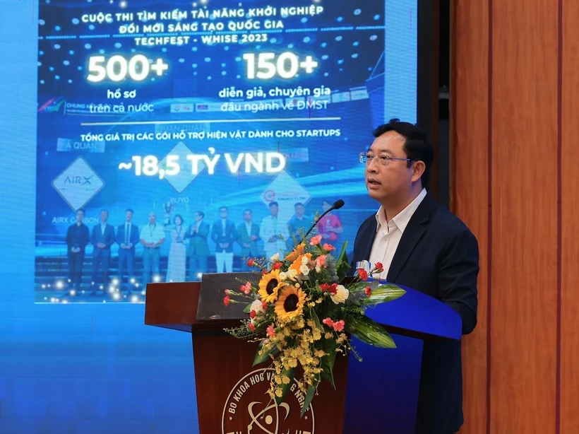 Cục trưởng Cục Phát triển Thị trường và Doanh nghiệp Khoa học và Công nghệ Phạm Hồng Quất trình bày tham luận tại Ngày hội Khởi nghiệp Đổi mới Sáng tạo Quốc gia năm 2024 - TechFest 2024. (Ảnh: Hoàng Hiếu/TTXVN)