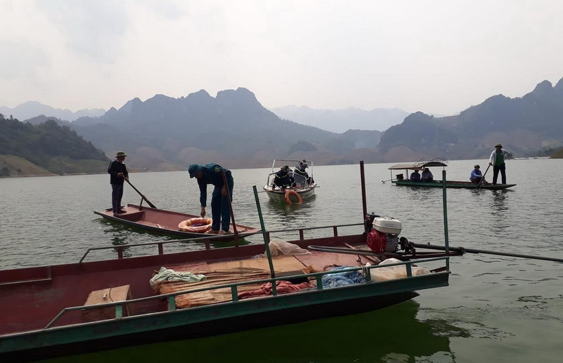 Các lực lượng của huyện Sìn Hồ (Lai Châu) tích cực tìm kiếm các nạn nhân mất tích trong vụ lật thuyền tại vùng ngập Thủy điện Sơn La, thuộc địa phận xã Nậm Mạ. (Ảnh: TTXVN phát)