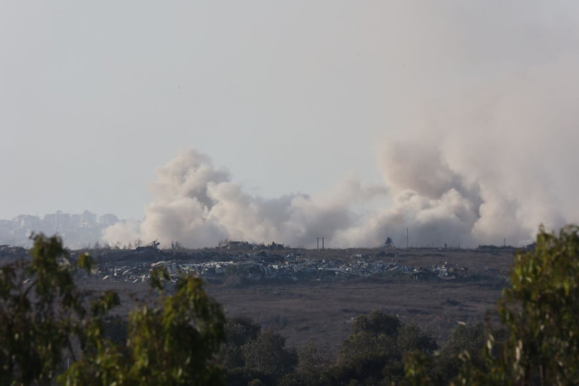 Khói bốc lên sau vụ tấn công của Israel tại Dải Gaza ngày 20/8/2024. (Ảnh: THX/TTXVN)