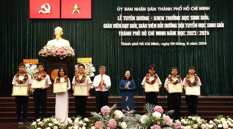 Lãnh đạo Thành phố Hồ Chí Minh trao Bằng khen cho học sinh có thành tích xuất sắc. (Ảnh: Thu Hoài/TTXVN)