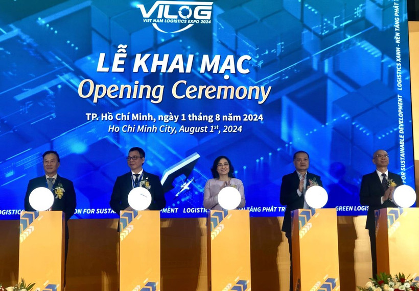 Các đại biểu thực hiện nghi thức khai mạc triển lãm. (Ảnh: Mỹ Phương/TTXVN)