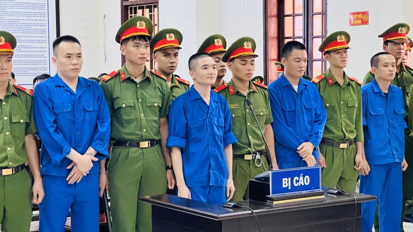 Các bị cáo trả lời thẩm vấn trước tòa. (Ảnh: Nguyên Linh/TTXVN)