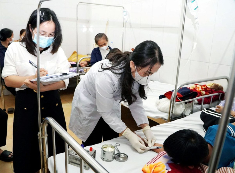 Cán bộ Trung tâm Kiểm soát bệnh tật lấy mẫu máu xét nghiệm. (Ảnh minh họa: Công Tường/TTXVN) 