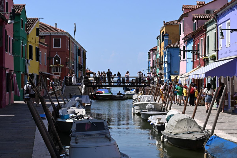 Khách du lịch tại Venice, Italy, ngày 18/7/2024. (Ảnh: THX/TTXVN)