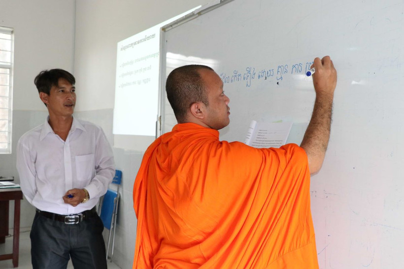 Tiến sỹ Tăng Văn Thòn (bên trái), Giảng viên Trường Ngôn ngữ- Văn hóa- Nghệ thuật Khmer Nam bộ và Nhân văn trong một buổi dạy ngôn ngữ Khmer tại trường. (Ảnh: Thanh Hòa/TTXVN)