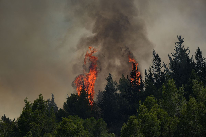 Lửa cháy bùng phát ở miền Bắc Israel sau khi trúng tên lửa được phóng từ miền Nam Liban, ngày 4/7/2024. (Ảnh: THX/TTXVN)