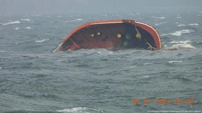 Tàu MT Terra Nova chìm ở Vịnh Manila, Philippines, ngày 25/7/2024. (Ảnh: MSN/TTXVN)