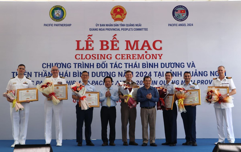 Chủ tịch Ủy ban Nhân dân tỉnh Quảng Ngãi tặng Bằng khen cho các tập thể của Hoa Kỳ. (Ảnh: Đinh Hương/TTXVN)