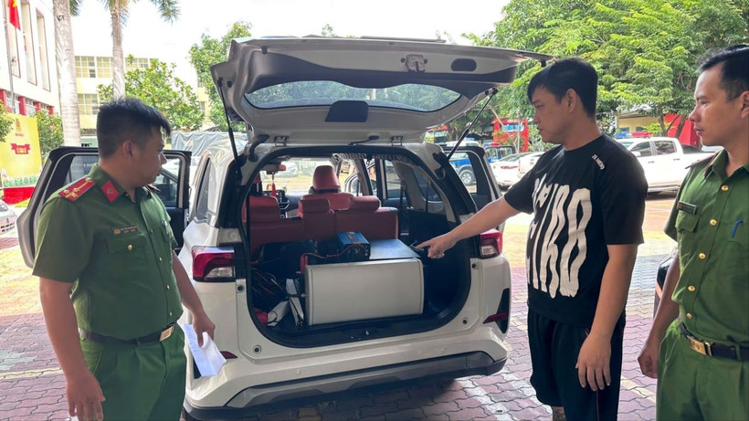 Một trong 3 đối tượng cùng tang vật thiết bị giả trạm BTS trên ô tô tại cơ quan công an. (Ảnh: TTXVN phát)