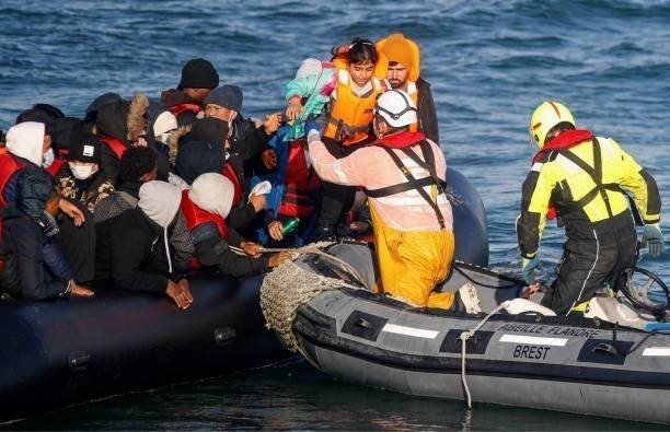 Người di cư được giải cứu sau khi chiếc thuyền chở họ bị hỏng trên hành trình vượt eo biển Manche từ Pháp sang Anh. (Ảnh: Getty Images/TTXVN)