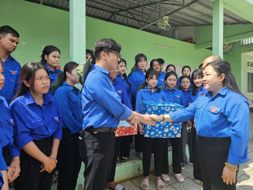 Bí thư Tỉnh đoàn Bến Tre Lâm Như Quỳnh động viên các chiến sỹ thanh niên tình nguyện hè trường Cao đẳng Bến Tre. (Ảnh: Chương Đài/TTXVN)