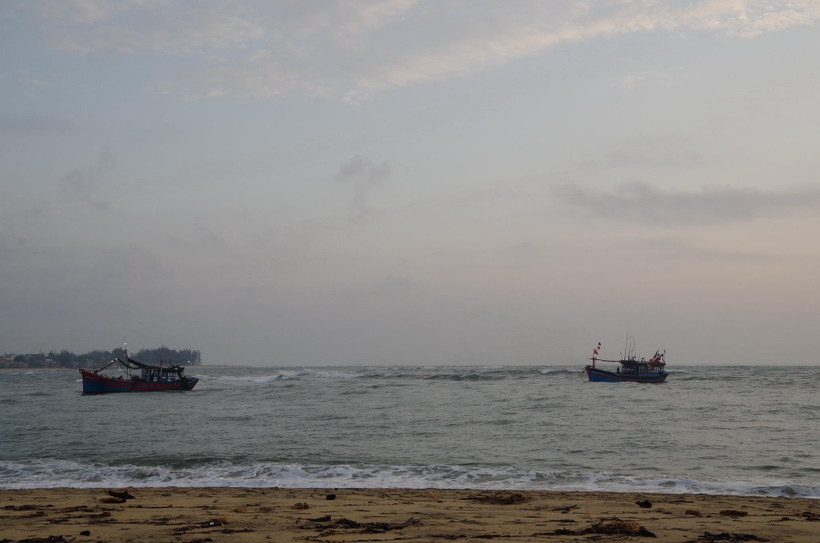 Lai dắt tàu cá. (Ảnh minh họa. Nguồn: TTXVN)