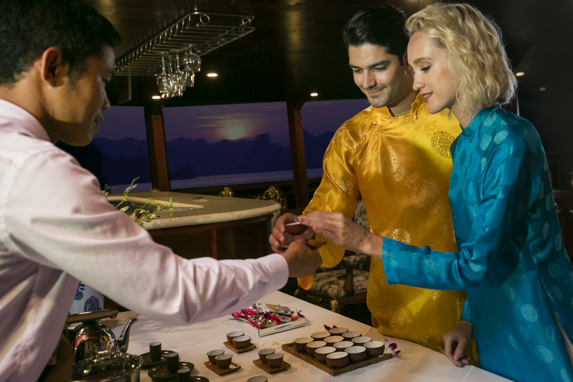 Du khách quốc tế yêu thích văn hóa trà Việt. (Ảnh: CTV/Vietnam+)