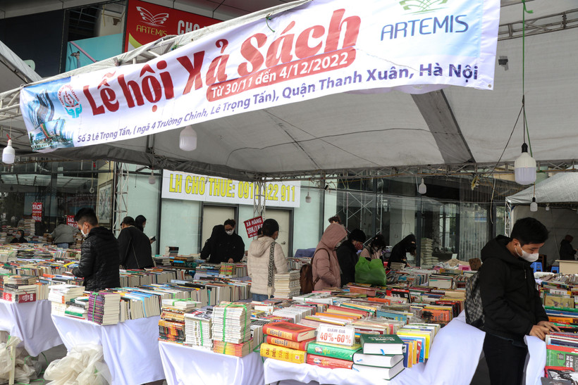 Nhiều sự kiện 'Dọn kho xả sách' cuối năm thu hút đông đảo bạn đọc tại Thủ đô. (Ảnh: Việt Anh/Vietnam+)