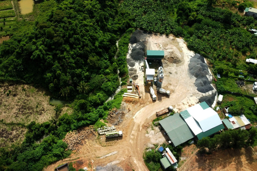 Trạm trộn bêtông Công Thanh của Công ty Trách nhiệm hữu hạn Sản xuất-Dịch vụ-Thương mại Thiên Thành Đắc ở xã Quảng Phú, huyện Krông Nô, tỉnh Đắk Nông ngang nhiên hoạt động dù không được cấp phép. (Ảnh: Hưng Thịnh/TTXVN)