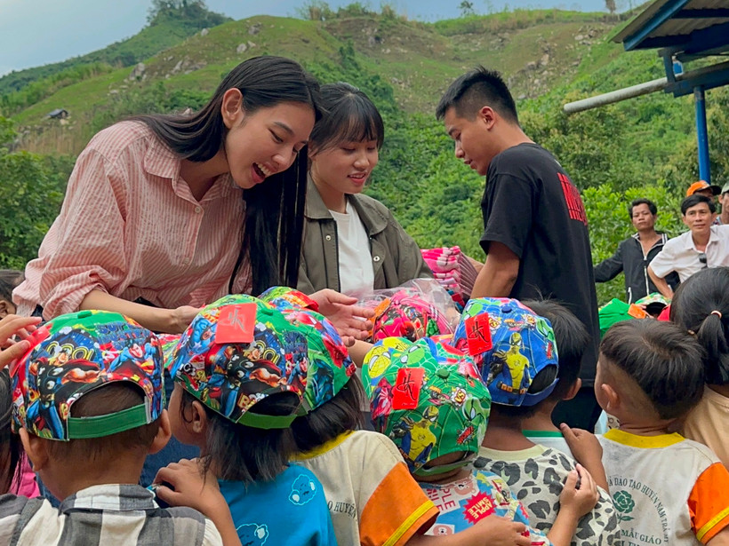 Hoa hậu Thùy Tiên trong hành trình "Mang điện đến vùng cao" tại Quảng Nam. (Ảnh: CTV)