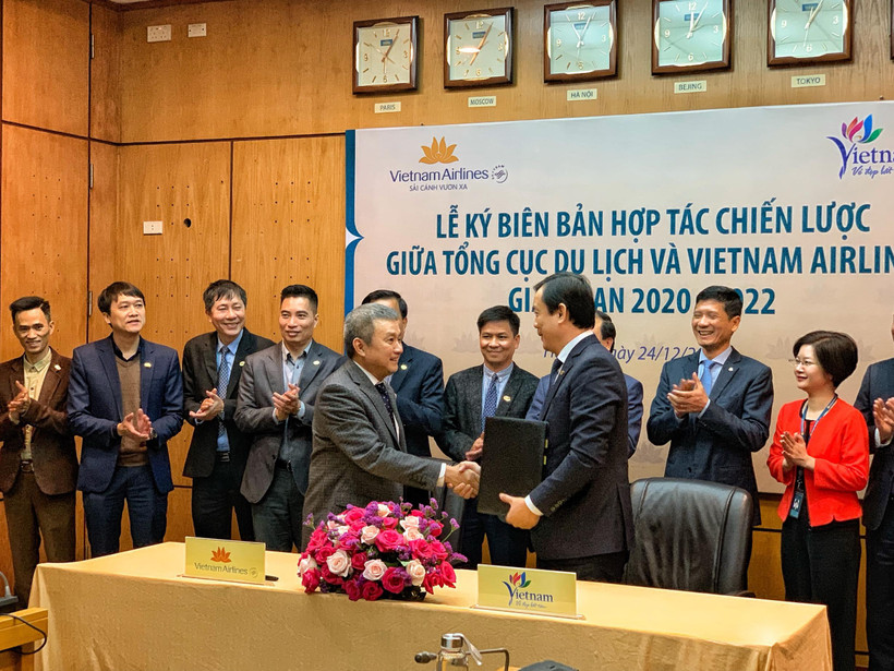 Cái bắt tay cho giai đoạn hợp tác mới của Tổng cục Du lịch và Vietnam Airlines. (Ảnh: M.Mai/Vietnam+)