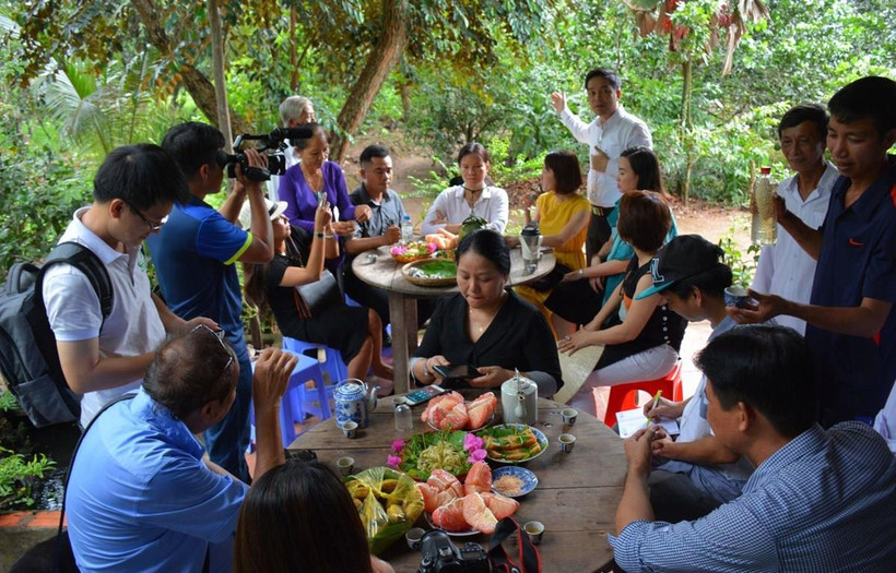 Khách du lịch thưởng thức các món ăn chế biến từ bưởi ở Cồn Hô, Trà Vinh. (Nguồn: dulichtravinh.com.vn)