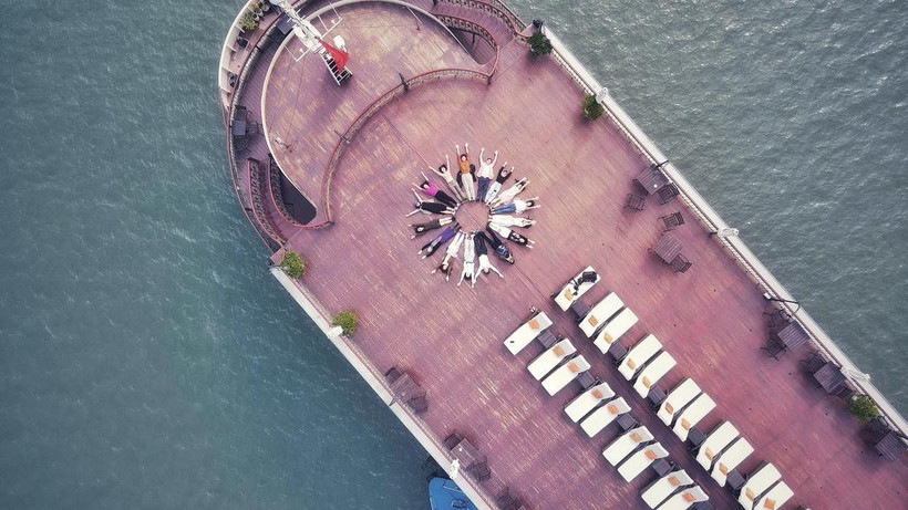 Một trải nghiệm thú vụ của nhóm bạn trẻ khi đi du thuyền trên vịnh Hạ Long. (Ảnh: Nam Nguyễn/Vietnam+)