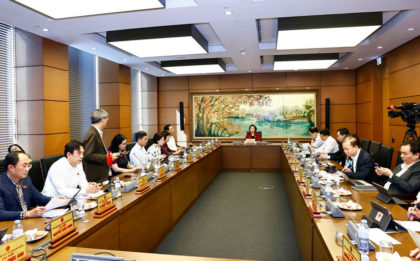 Đoàn đại biểu Quốc hội thành phố Hà Nội thảo luận ở tổ. (Ảnh: Doãn Tấn/TTXVN)