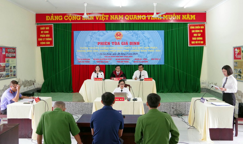 Phiên tòa giả định tuyên truyền về chống khai thác thủy sản IUU. (Ảnh: TTXVN phát)