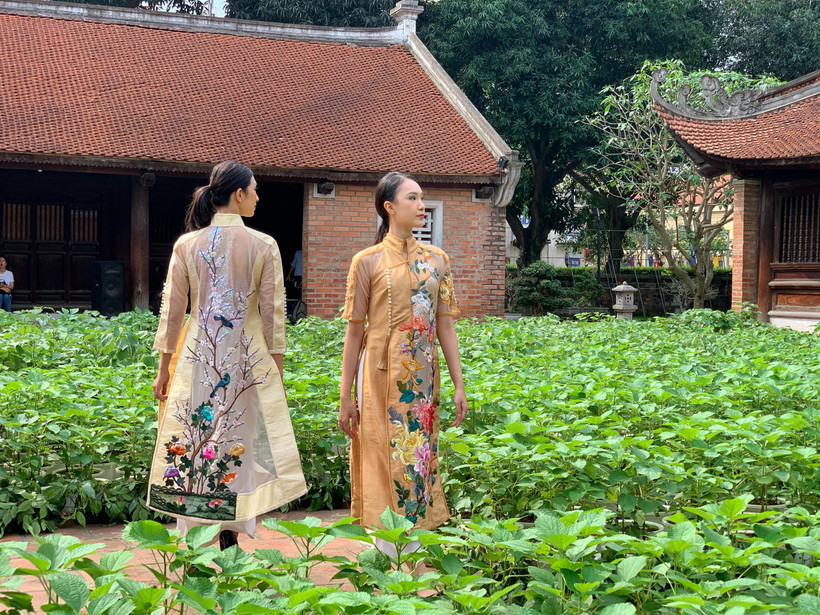 Một số mẫu áo dài được giới thiệu trong buổi họp báo chiều nay, 6/4. (Ảnh: PV/Vietnam+)