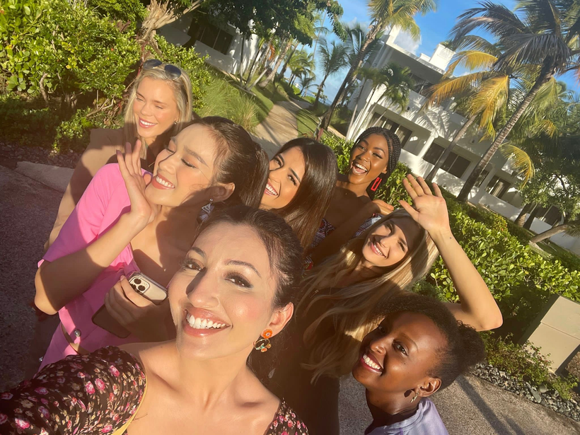 Đại diện Việt Nam (áo hồng) cùng nhan sắc các nước. (Ảnh: NVCC)