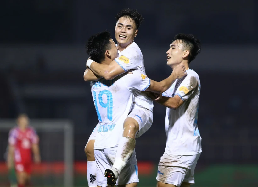 Vòng 7 V-League: Nam Định áp sát ngôi đầu, Văn Quyết phá kỷ lục của Công Vinh