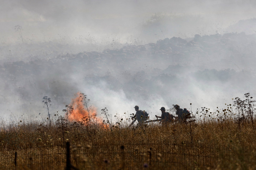 Lính cứu hỏa Israel dập lửa tại hiện trường vụ tấn công bằng rocket của lực lượng Hezbollah ở Liban nhằm vào ngoại ô thị trấn Katzrin thuộc Cao nguyên Golan, ngày 2/6. (Ảnh: AFP/TTXVN)
