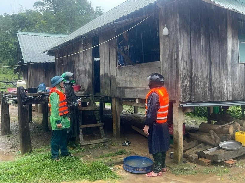 Đồn Biên phòng Hướng Lập, tỉnh Quảng Trị vận động, hỗ trợ di dời người dân nằm trong vùng sạt lở đến nơi an toàn. (Ảnh: TTXVN phát)