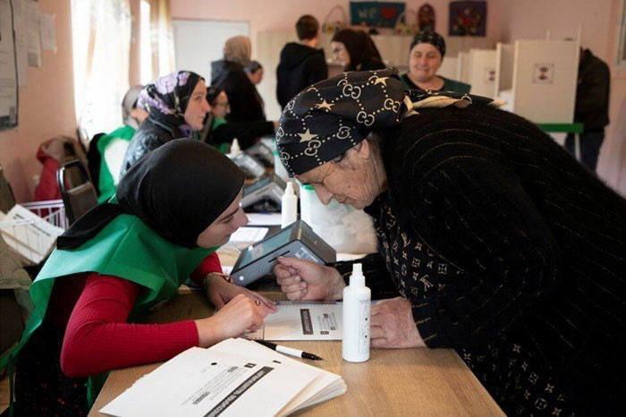 Cử tri Gruzia bỏ phiếu tổng tuyển cử ở vùng Kakheti, ngày 26/10. (Ảnh: Reuters/TTXVN)