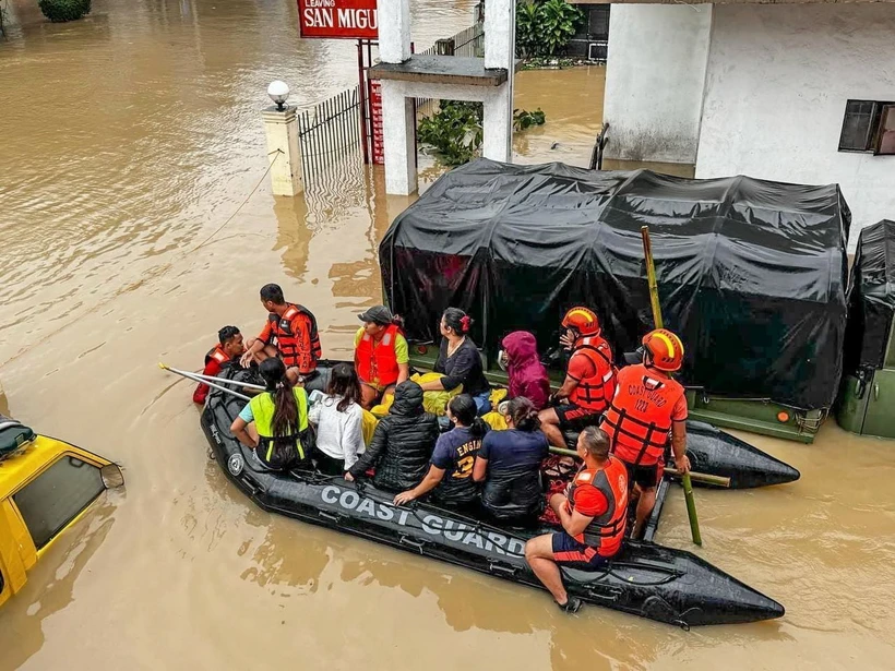 Lực lượng cứu hộ sơ tán các nạn nhân tại hiện trường ngập lụt sau bão Trami, ngày 24/10. (Ảnh: THX/TTXVN)