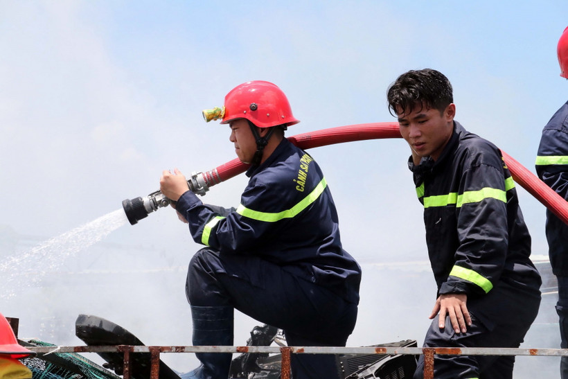 Lực lượng chữa cháy thực hiện nhiệm vụ. (Ảnh: Đoàn Mạnh Dương/TTXVN)