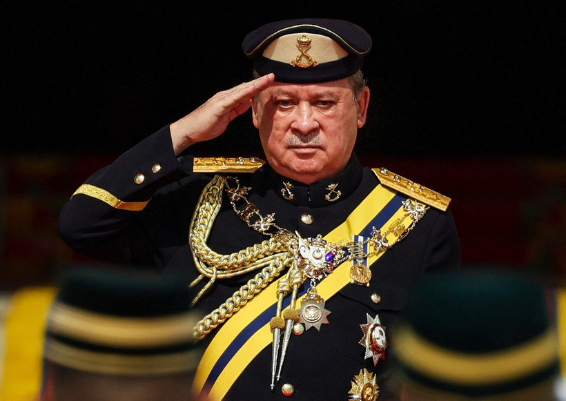 Tân Quốc vương Malaysia Sultan Ibrahim Iskandar duyệt đội danh dự trong Lễ đăng quang tại Kuala Lumpur ngày 31/1. (Ảnh: AFP/TTXVN)