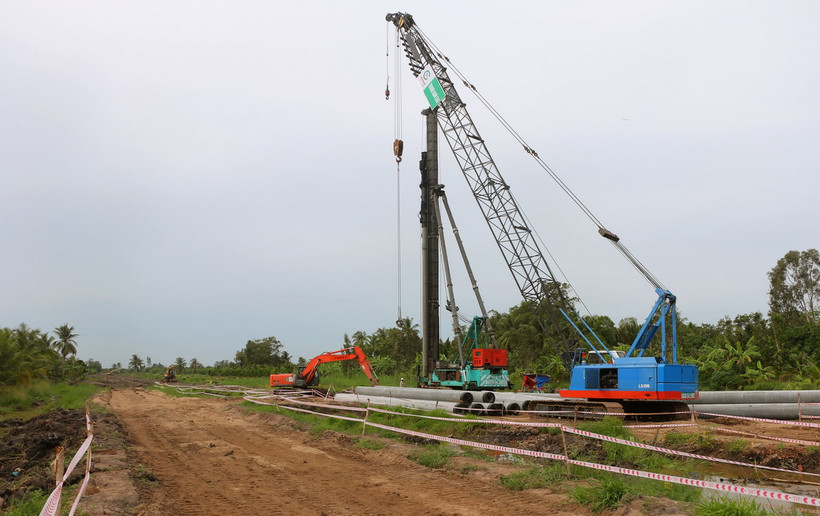Công nhân làm việc tại gói thầu số 9 (huyện Mỹ Tú) thuộc dự án thành phần 4 thuộc Dự án Đầu tư xây dựng đường bộ cao tốc Châu Đốc-Cần Thơ-Sóc Trăng giai đoạn 1. (Ảnh: Tuấn Phi/TTXVN)