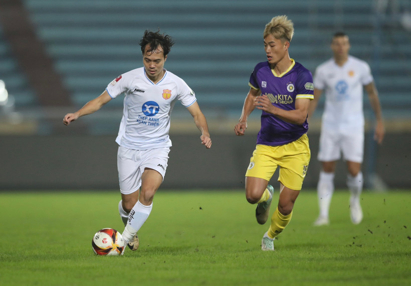 Thép Xanh Nam Định (áo trắng) giành chiến thắng 3-2 trước Hà Nội FC. (Ảnh: Công Luật/TTXVN)