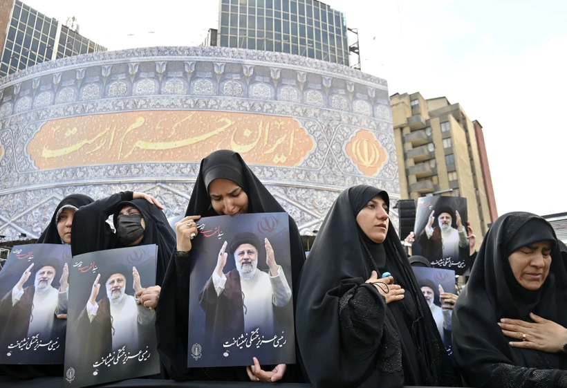 Người dân tại Tehran, Iran thương tiếc cố Tổng thống Ebrahim Raisi và đoàn tháp tùng tử nạn trong vụ rơi máy bay trực thăng. (Ảnh: Kyodo/TTXVN)