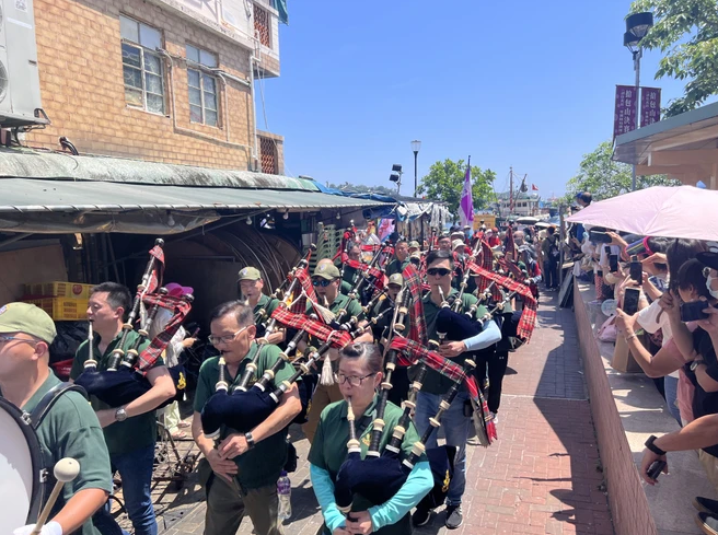 Màn diễu hành diễn ra với không khí sôi động, các tiết mục múa lân dọc theo con phố, cùng những màn thổi kèn, múa lân cùng những màn diễu hành bánh bao hoành tráng trên đường phố. (Nguồn: Mạc Luyện/Vietnam+) 