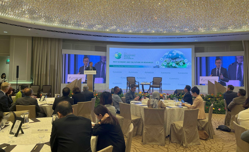 Phó Giáo sư Simon Tay, Chủ tịch SIIA phát biểu tại Đối thoại. (Ảnh: Tất Đạt/TTXVN)